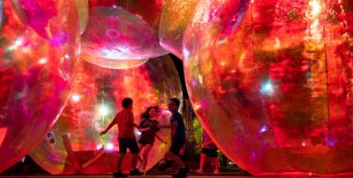 Niños jugando entre luces